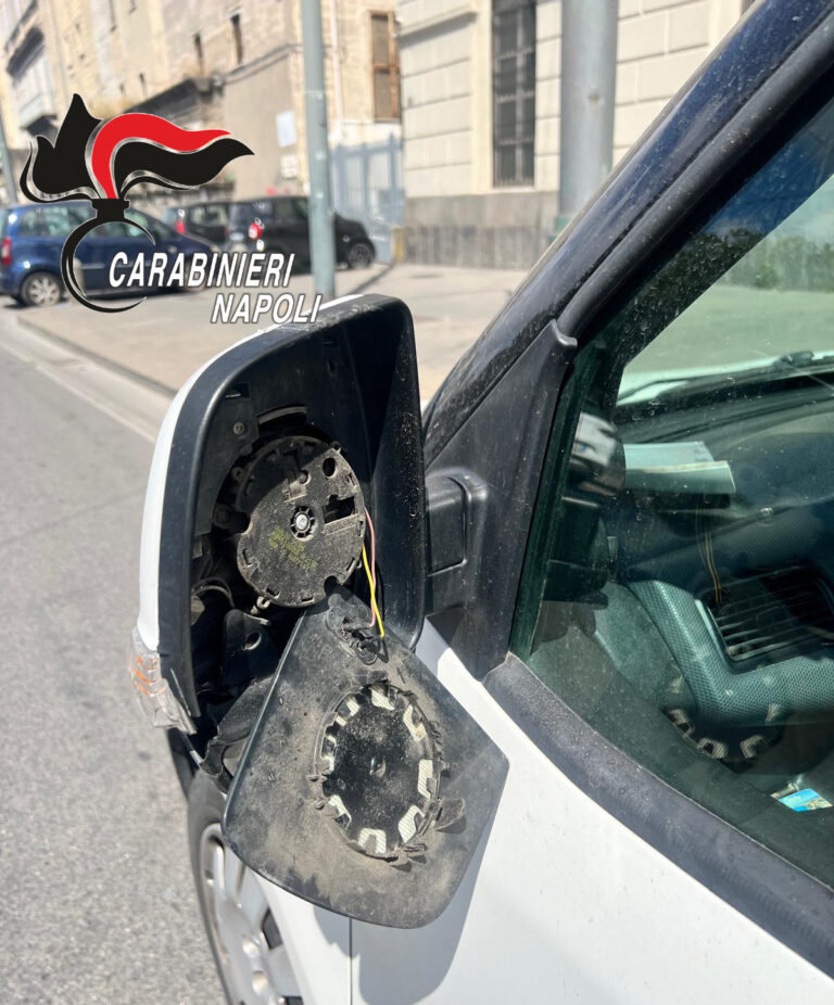 Napoli: rifiuta di farsi lavare il parabrezza, 57enne aggredito