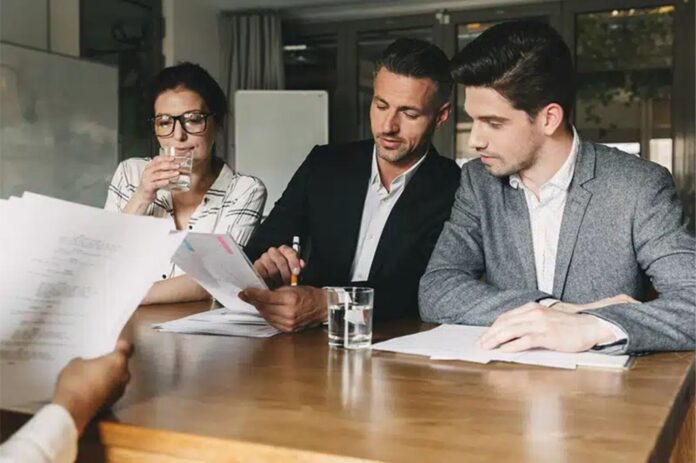 Employer of Record (EOR) Employer of Record (EOR): cos'è e come funziona?
