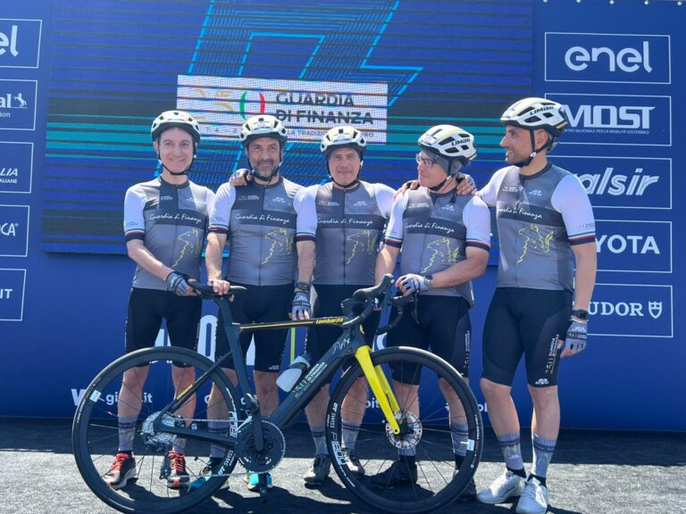 La Guardia di Finanza partecipa alla nona tappa del Giro-E d’Italia a Napoli La Guardia di Finanza partecipa alla nona tappa del Giro-E d’Italia a Napoli