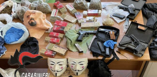 Napoli: maschere, mefisti, armi e droga, maxi sequestro dei Carabinieri. Decine di militari sono impegnati in un servizio a largo raggio