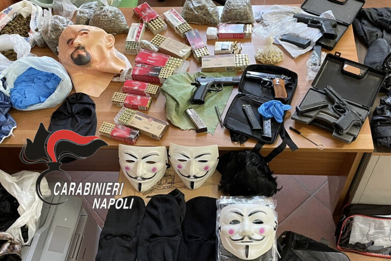 Napoli: maschere, mefisti, armi e droga, maxi sequestro dei Carabinieri Napoli: maschere, mefisti, armi e droga, maxi sequestro dei Carabinieri