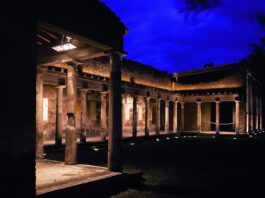 “Notte europea dei Musei”: aperti tutti i siti del Parco archeologico di Pompei con ingresso a 1 euro. Illuminazione color magenta della Casina dell’Aquila