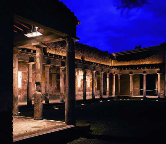 “Notte europea dei Musei”: aperti tutti i siti del Parco archeologico di Pompei con ingresso a 1 euro. Illuminazione color magenta della Casina dell’Aquila