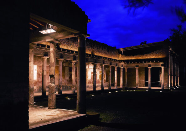 “Notte europea dei Musei”: aperti tutti i siti del Parco archeologico di Pompei con ingresso a 1 euro. Illuminazione color magenta della Casina dell’Aquila