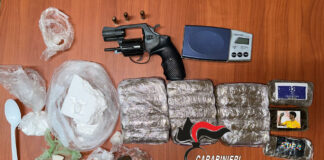 Secondigliano: setacciate le strade del quartiere. Trovata droga e una pistola