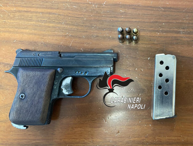 Napoli, a “Bagnoli” tre giovani in auto con una pistola clandestina