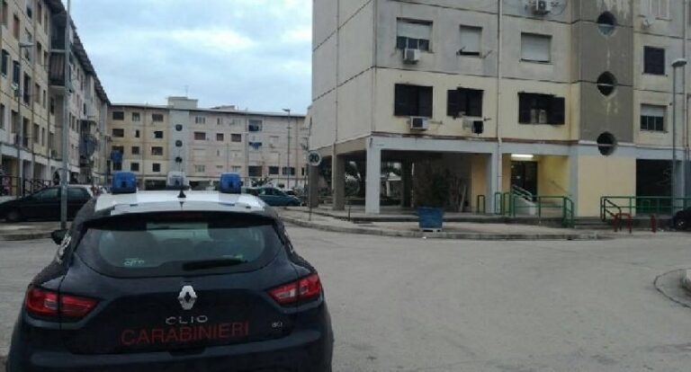 Melito di Napoli: arrestati 4 pusher nella 219