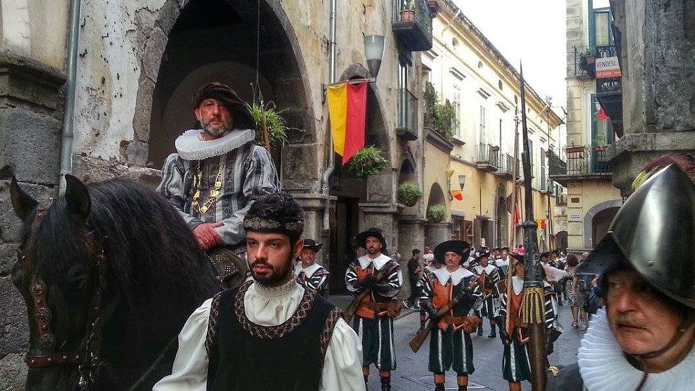 Il Corteo imperiale di Carlo V attraversa la città di Cava