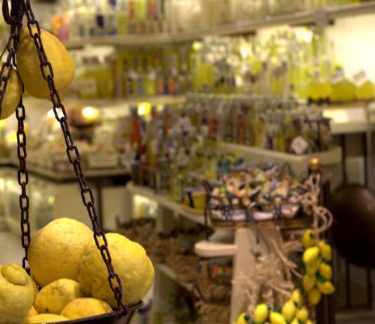 Il Sentiero dei Limoni in Costiera Amalfitana, un itinerario tra cultura e tradizione: un luogo dove natura e storia vanno a braccetto. I borghi sospesi tra il mare e i Monti Lattari