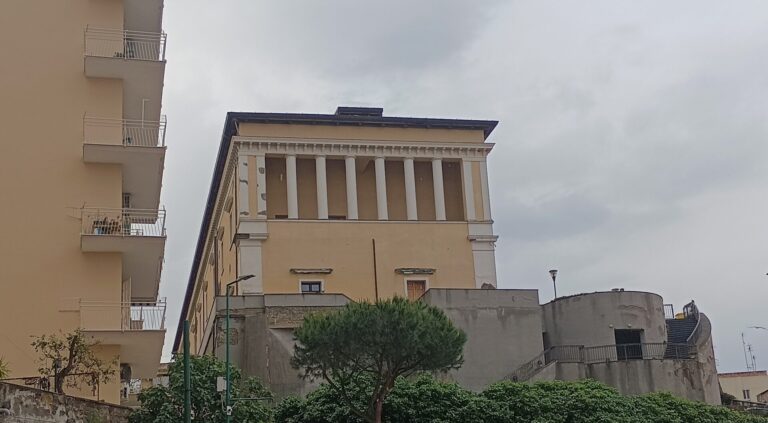 Torre del Greco, Palazzo Baronale si illumina con i colori dell’arcobaleno in occasione della promozione del Neurosviluppo