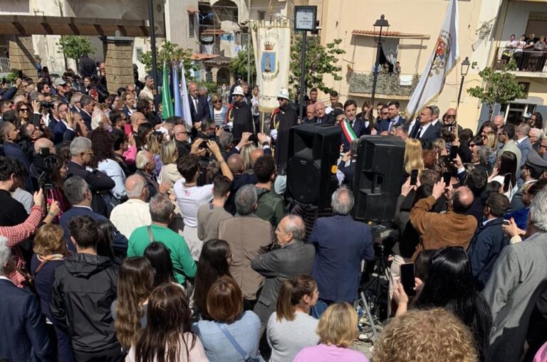 Ercolano, da oggi c’è piazza Carlo di Borbone. I Neoborbonici festeggiano Ercolano, da oggi c’è piazza Carlo di Borbone. I Neoborbonici festeggiano