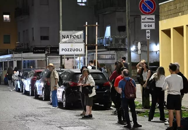 Continua la paura ai Campi Flegrei. La terra trema ancora scossa 3.9 alle 21,46 Continua la paura ai Campi Flegrei. La terra trema ancora scossa 3.9 alle 21,46