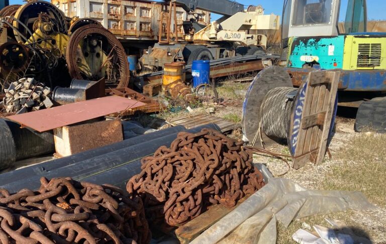 Castellammare, il blitz: sequestrato anche un intero cantiere navale Castellammare, il blitz: sequestrato anche un intero cantiere navale