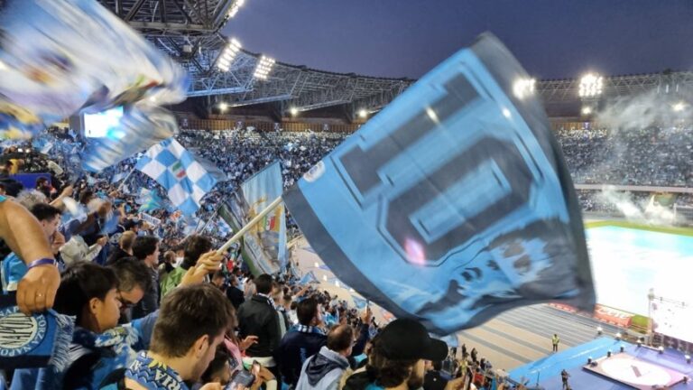 Napoli, tra difficoltà e successi: la storia del club azzurro Napoli, tra difficoltà e successi: la storia del club azzurro