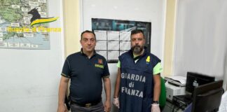Cicciano: oltre 2,5 kg di hashish, pistola, munizioni e contanti Cicciano: oltre 2,5 kg di hashish, pistola, munizioni e contanti. Arrestato pluripregiudicato, il blitz delle fiamme gialle