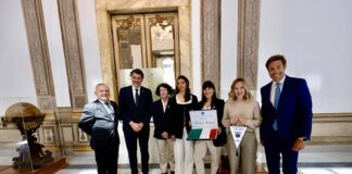 Alpinismo, il Presidente Meloni consegna la bandiera italiana alla missione per il K2