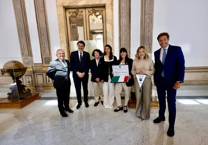 Alpinismo, il Presidente Meloni consegna la bandiera italiana alla missione per il K2 Alpinismo, il Presidente Meloni consegna la bandiera italiana alla missione per il K2