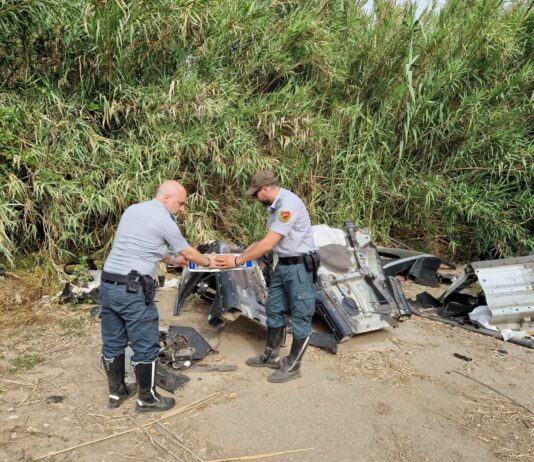 Giugliano, carcasse di auto rubate e cannibalizzate. Scoperto cimitero di auto