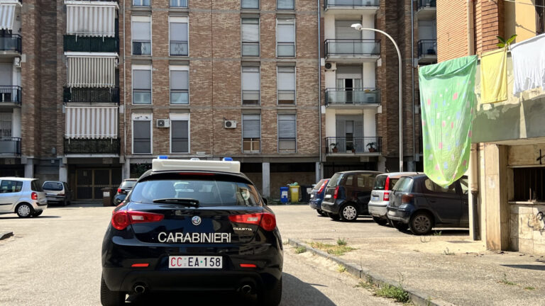 Giugliano: è agli arresti domiciliari ma decide di salire al sesto piano per tagliare le ringhiere. Arrestato 55enne