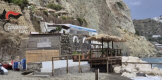 Barano di Ischia: abusivismo nella spiaggia dei Maronti. Denunciate 6 persone e sequestrano la struttura