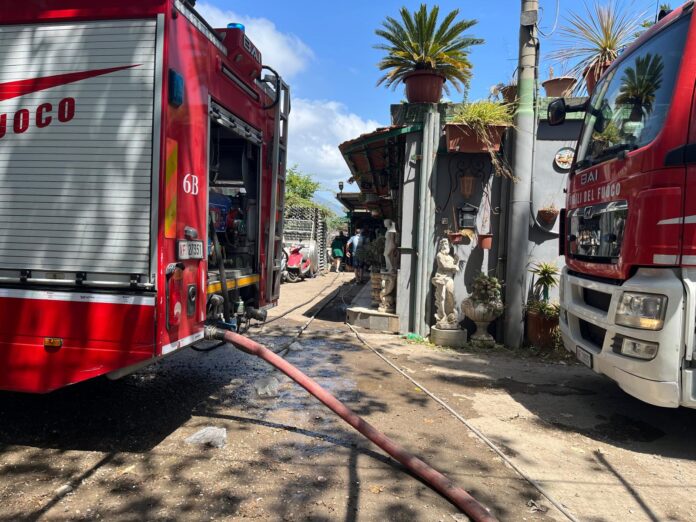 Incendio lungo il Sarno via Moregine Pompei (2)