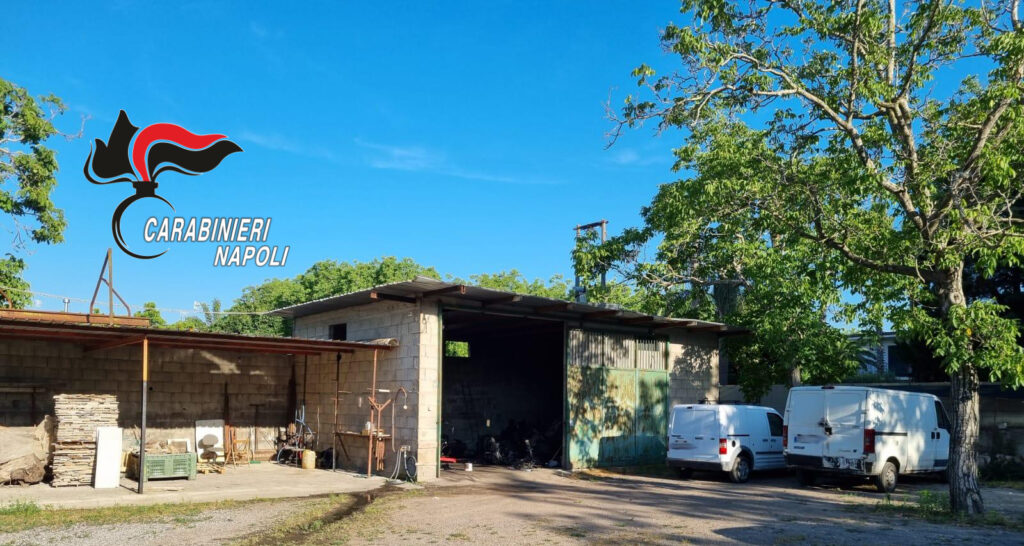 Sant’Anastasia: carabinieri trovano officina dello stoccaggio di auto rubate. Due arresti