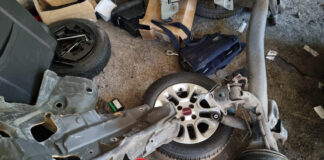 Sant’Anastasia: carabinieri trovano officina dello stoccaggio di auto rubate. Due arresti