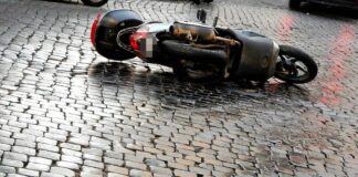 Casoria, scooter contro due auto parcheggiate: muore 15enne