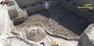Napoli, lo scempio di Cava Suarez: arrestato imprenditore Napoli, lo scempio di Cava Suarez: arrestato imprenditore. Avrebbe sepolto nelle colline oltre 200mila tonnellate di rifiuti