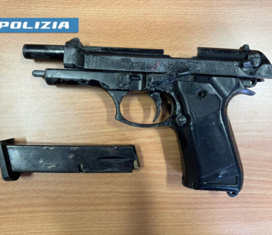 Giugliano: sorpresa in casa con due pistole. Arrestata una 34enne