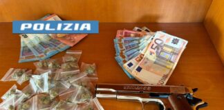 Acerra: tenta di sfuggire all’alt, investe i poliziotti e viene sorpreso con la droga ed un’arma
