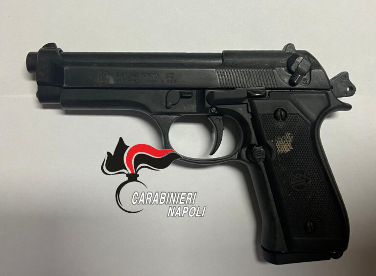 Napoli: 15 anni con pistola, pugnale e scooter rubato. Movida e minori armati Napoli: 15 anni con pistola, pugnale e scooter rubato. Movida e minori armati