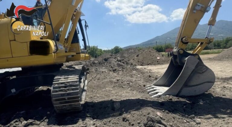 Somma Vesuviana, dal sottosuolo emergono rifiuti: il blitz Somma Vesuviana, dal sottosuolo emergono rifiuti: il blitz