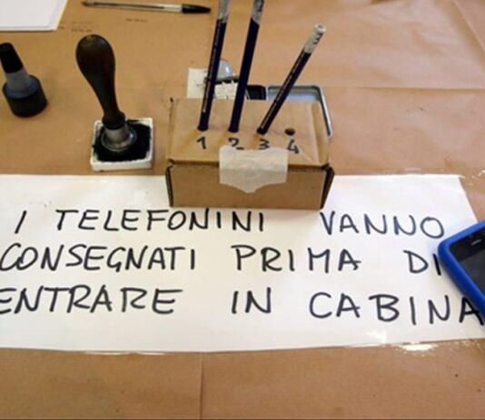 Tutti "fotografi" e "fotoreporter": alte tre denunce per foto al voto espresso