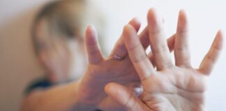 Napoli: picchia la madre senza motivo, 32enne arrestato