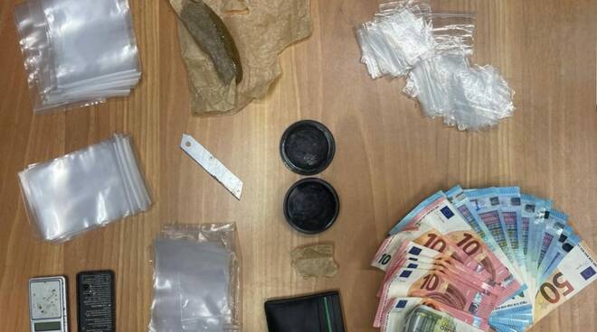 Napoli, Centro storico: preleva ovuli di cocaina dal cavo orale. Scoperta 44enne e arrestata