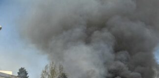 Napoli, incendio nel pressi del cimitero di Poggioreale