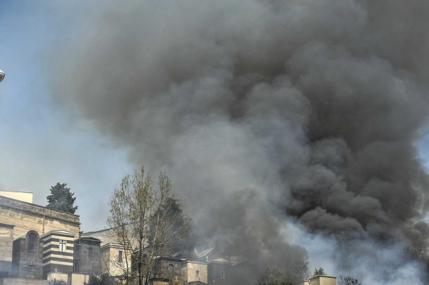 Napoli, incendio nel pressi del cimitero di Poggioreale