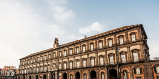 Napoli, Palazzo Reale. Incidente sul lavoro, 60enne cade e batte la testa