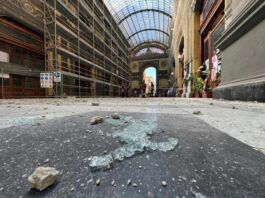 Napoli, calcinacci e pezzi di vetro piovono nella Galleria Principe