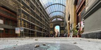 Napoli, calcinacci e pezzi di vetro piovono nella Galleria Principe