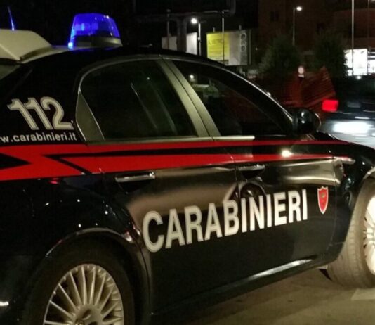 Giugliano: stalker 51enne spacca il vetro di casa del suo ex. Arrestata dai Carabinieri
