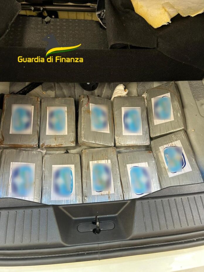 Guardia di finanza sequestro droga (1) Arrestato corriere albanese