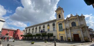 A Pomigliano cittadini sgomberati occupano piazza Municipio