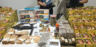 Mariglianella: trovata droga, armi, sigarette e tanti soldi. Coppia arrestata