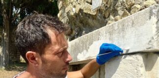 Imbrattato con una scritta monumento funerario negli Scavi di Pompei