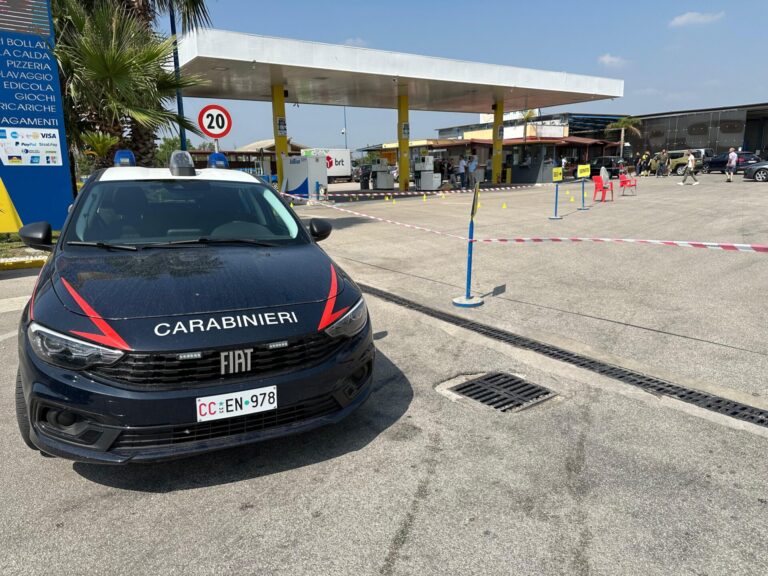 Caivano, 10 colpi di pistola contro un distributore di carburante Caivano, 10 colpi di pistola contro un distributore di carburante