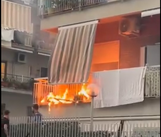 Napoli: incendio sul terrazzino di una 85enne, soccorsa l’anziana e spente le fiamme Napoli: incendio sul terrazzino di una 85enne, soccorsa l’anziana e spente le fiamme