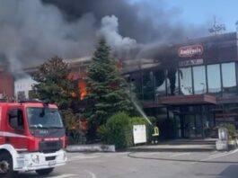 Pauroso incendio a Striano: distrutto stabilimento dell’industria dolciaria Ambrosio