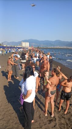Torre Annunziata, catena umana al Lido Azzurro per una città più sicura